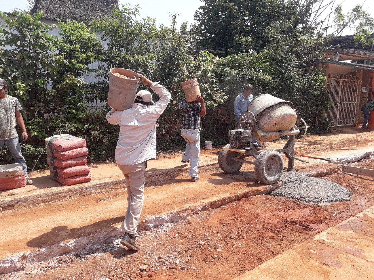 PAVIMENTO DE CONCRETO HECHO EN OBRA RESISTENCIA NORMAL, DE 15 CM. DE ESPESOR, VACIADO CON CARRETILLA Y BOTES, RESISTENCIA F'C=200 KG/CM2. AGREGADO MAXIMO 3/4".					
					
					
					
